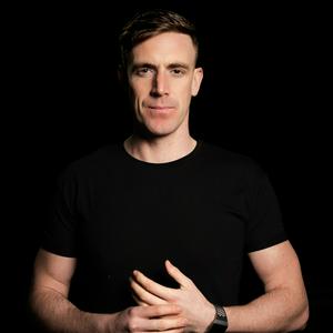 Escucha Bryan Kearney en la aplicación