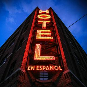 Escucha Hotel en español en la aplicación